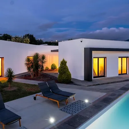 Eco Surflodge Azores بيت خشبي *