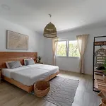Деревянный коттедж Eco Surflodge Azores